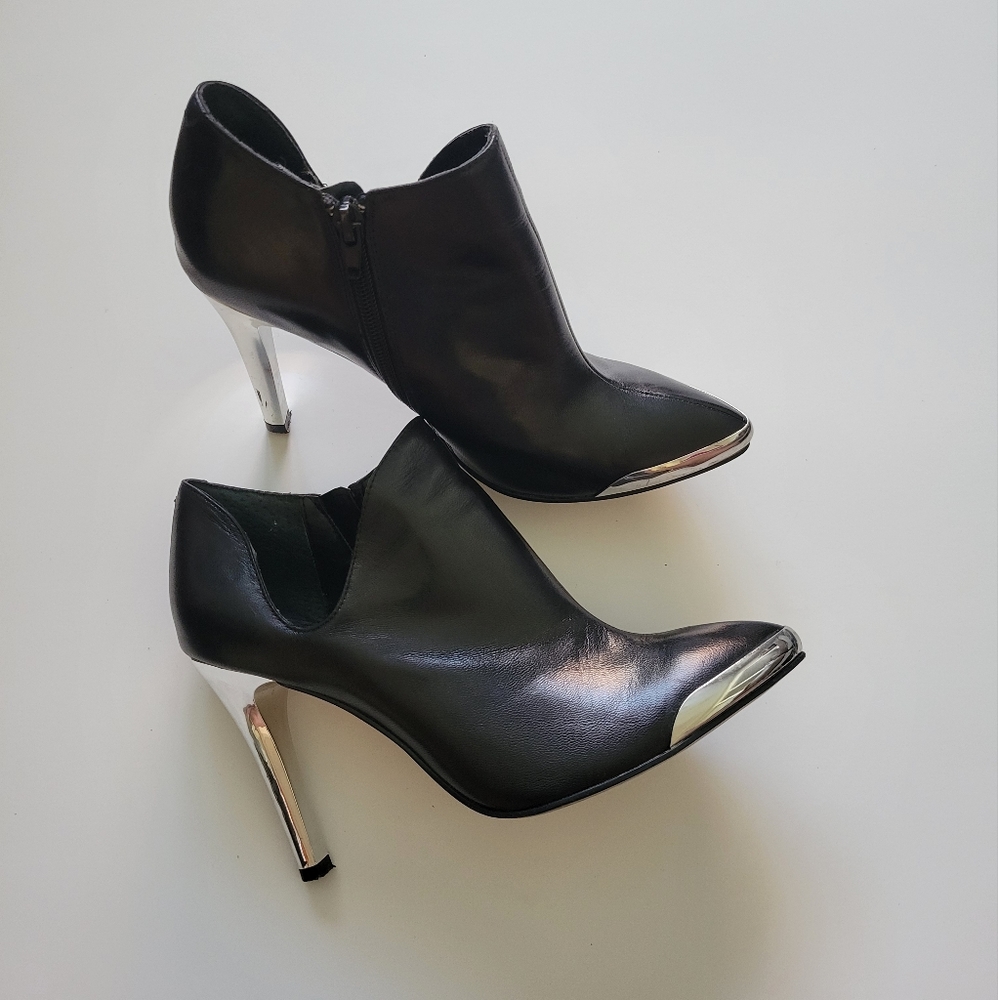 CHINESE LAUNDRY BLACK LEATHER ANKLE BOOTIES W/ SILVER HEEL & TRIM - Picture 4 of 11